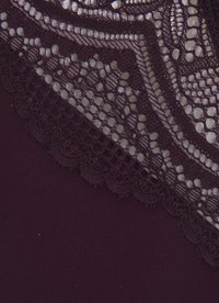 Bordo audinys su sudėtingais nėriniais krašte, turintis bangų raštą ir lygią tekstūrą, sukuriantis sluoksniuotą efektą.