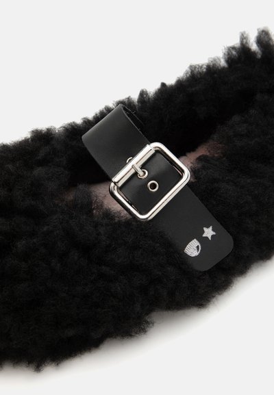 CHIARA FERRAGNI Ballerine con cinturino - black