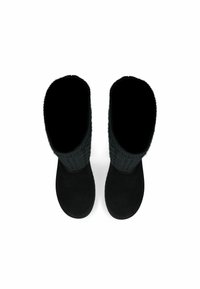 Botas de ante negro con una parte superior de punto texturizado en negro. La punta es redondeada y las botas tienen un diseño de altura media hasta la pantorrilla.