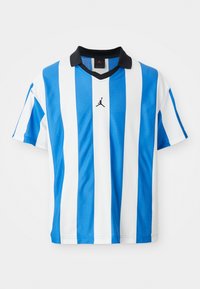 Modrá a biela pruhovaná dres s čiernym golierom, vyrobený z sieťoviny. Uprostred hrude sa nachádza čierne logo Jordan.