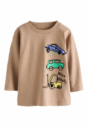 Beige langærmet skjorte med tegneserieudtryk af en blå sportsvogn, grøn bil og gul gaffeltruck med teksten "Bip Bip!".
