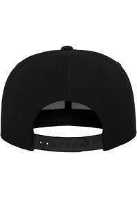 Casquette snapback noire en tissu texturé, avec une visière incurvée et une sangle en plastique réglable à l'arrière offrant plusieurs options de taille.