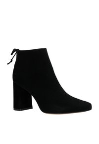 Stivaletto nero con una texture liscia simile alla pelle scamosciata, punta a punta e tacco a blocco. Presenta un sottile laccio sul retro.