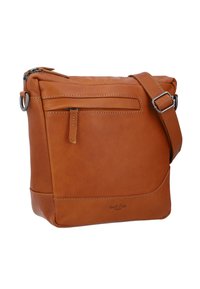 Bolso cruzado de cuero marrón con cierre de cremallera, correa ajustable, bolsillo frontal y detalles de costura visibles. Textura suave y forma rectangular.