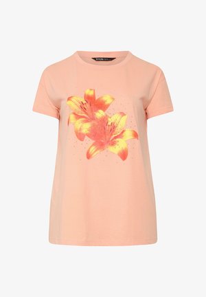 Chemise rose clair à manches courtes avec deux grandes lis orange et jaune imprimées sur le devant, agrémentée de petits points scintillants.