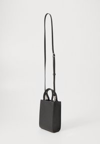 Bolso cruzado de cuero negro con forma rectangular, doble asa, correa ajustable y detalles en hardware plateado. Superficie texturizada.