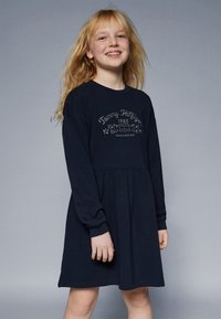 Tommy Hilfiger FLOWER KNITTED DRESS - Kasdienė suknelė - desert sky