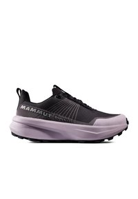 Sneaker nero e grigio realizzato in materiale Gore-Tex, con sovrapposizioni testurizzate e una suola spessa di un viola chiaro. Presenta un'etichetta posteriore e lacci.