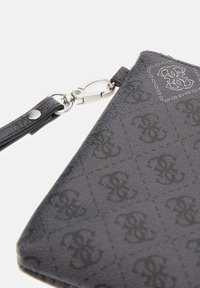 Melna rakstaina rokassomiņa ar sudraba aizdari un teksturētu ādas siksniņu, ar iešūtu dimanta formas logotipa detaļu.