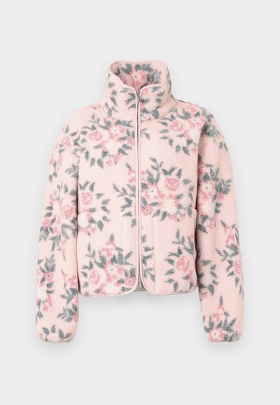 Fleecová bunda s vysokým golierom, ružovým podkladom a kvetinovým vzorom v ružových a zelených odtieňoch. Zapínanie na zips a bočné vrecká.