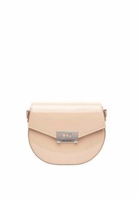 Beige Handtasche aus Lackleder in runder Form, mit magnetischem Klappenverschluss, silbernen Hardware-Details und Logo auf der Vorderseite. Verstellbarer Riemen.