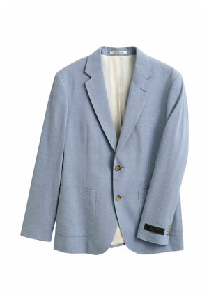 Hellblaues Herrenblazer mit eingeschnittenen Revers, zwei braunen Knöpfen, aufgesetzten Taschen und cremefarbener Innenfütterung, auf weißem Hintergrund dargestellt.