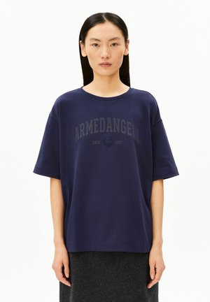 ARMEDANGELS, GIANNAA COLLEGE - T-shirt imprimé - tinted navy