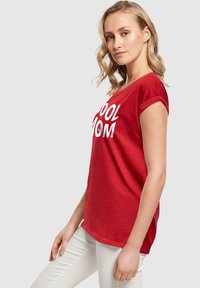 Merchcode MOTHERS DAY - COOL MOM - Marškinėliai su spaudiniu - burgundy