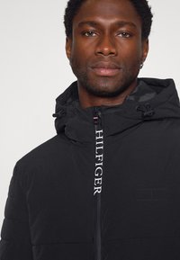 Tommy Hilfiger STRETCH HOODED JACKET - Casaco de inverno - black