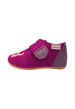 Scarpa da bambino in feltro viola con strap a strappo, suola morbida, dettaglio ricamato sulla punta e etichetta del marchio Giesswein sul lato.