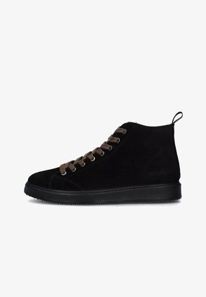 Sneakers high-top in suede nero con lacci marroni, suola in gomma e linguetta sul retro, caratterizzati da una texture liscia e un design minimalista.