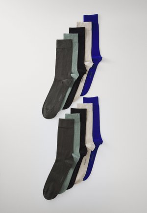 Collection de huit paires de chaussettes en gris foncé, vert menthe, noir, beige et bleu. Texture tricotée lisse avec des poignets côtelés.