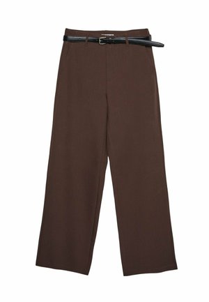 Pantalons larges marron avec une texture lisse, dotés d'une ceinture noire et d'une taille ajustée, offrant une coupe structurée.