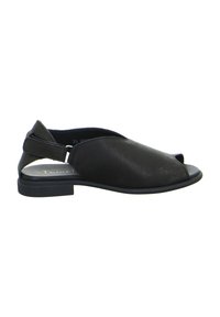 Zapato negro de piel con diseño slingback, con puntera abierta y tacón bajo. Textura suave, diseño minimalista, que incluye una correa ajustable.