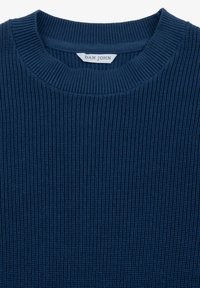 Maglione blu a coste con scollo rotondo. Il tessuto ha una finitura testurizzata e l'etichetta del marchio "DAN JOHN" è visibile al colletto.