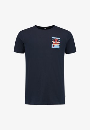 Sötétkék pamut póló kerek nyakkivágással és rövid ujjakkal. A bal mellrészen színes grafikai mintázat található.