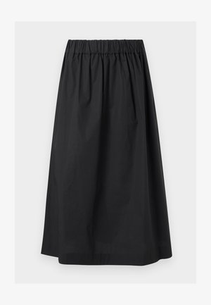 Μαύρη φούστα μήκους έως το γόνατο με ελαστική μέση και Α-γραμμή σε απλό λευκό φόντο.