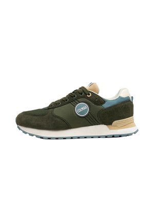 Sneaker Colmar verde scuro con pannelli in camoscio e tessuto, suola bianca, dettaglio beige sul tallone e accento blu vicino alla caviglia.