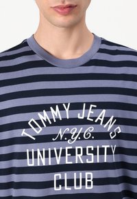 Tommy Jeans STRIPE TEE - Marškinėliai su spaudiniu - dark night navy/blue moment