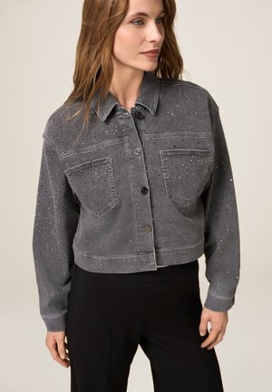 Grijze denim cropped jack met knoopsluiting aan de voorkant, twee zakken en verspreide rhinestones ter versiering aan de voorkant.