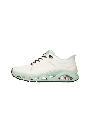 Zapatilla deportiva Skechers blanca y verde claro con cordones negros, parte superior de malla transpirable y cojín de aire visible en la suela.
