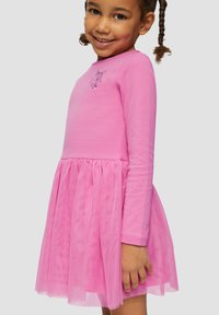 Rosa langärmliges Kleid mit einem einfarbigen Oberteil und einem Tüllrock, mit einer Einhornillustration auf der Brust. Weicher Stoff und verspieltes Design.