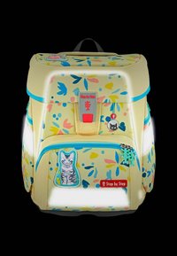 Gelber Rucksack mit floralem Muster, blauen Akzenten, einem grauen Katzen-Patch, reflektierenden Details und einem leuchtend roten Etikett. Reißverschluss vorne.