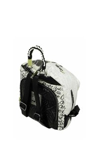 Sac à dos texturé présentant un schéma de couleurs noir et blanc avec un motif de style manuscrit, double poignées et bretelles ajustables.