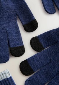 Guanti lavorati a maglia blu con punte nere; tessuto testurizzato; il design include righe sui polsini; materiale morbido, adatto per varie attività.