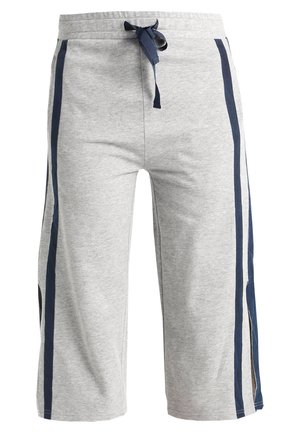 Szare, krótkie spodnie dresowe z miękkiego materiału, z ciemnoniebieskimi paskami po bokach i elastycznym paskiem w talii do regulacji dopasowania.
