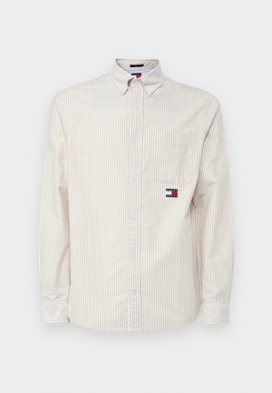 Beige und weiße gestreifte Langarm-Hemd mit Knopfleiste, einer Brusttasche und einem Logo-Patch, aus leichtem Stoff mit weicher Textur.