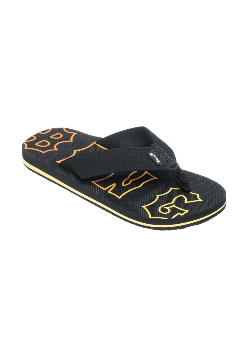 Sort flip-flop med gult og orange mønster på sålen, gummistropper, tekstureret fodseng og en slank profil. Holdbart og let design.