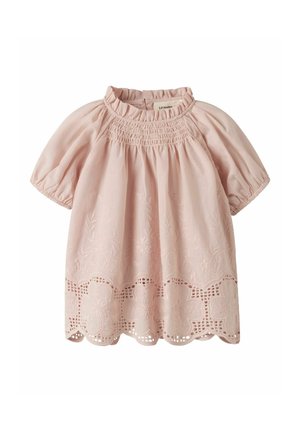 Jasnoróżowa bluzka z krótkim rękawem z falbankowym kołnierzem, marszczonym karczkiem, kwiatowym haftem oraz falowanym dołem z wycięciami.
