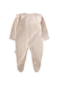 Beige ribbet baby heldragt med lange ærmer, volang på skuldrene og samlet åbning til fødderne. Blød tekstur og enkelt design.