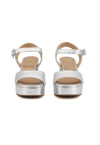 Sandali con plateau metallici argento, design open-toe, cinturino alla caviglia e soletta imbottita. Texture liscia e minimi dettagli in metallo.