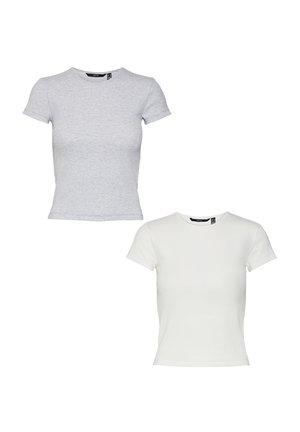 Grau-weiße T-Shirts mit kurzen Ärmeln, runden Halsausschnitten und gerippter Textur. Das graue Shirt ist schlicht, während das weiße eine subtile Rippung aufweist.