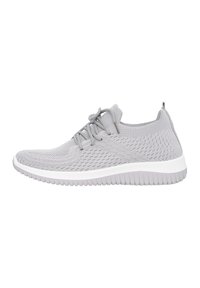 Scarpe da ginnastica grigio chiaro realizzate in tessuto a maglia traspirante. Presentano una suola bianca con una presa testurizzata e lacci decorativi.