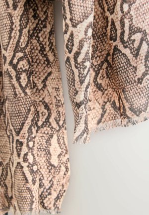 Sciarpa leggera con un motivo in pelle di serpente rosa e marrone, con bordi sfilacciati e un tessuto morbido etesturizzato.
