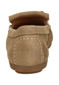 Beige Wildlederslipper mit runder Form, kontrastierenden Nähten und einer flexiblen Gummisohle. Die Ansicht von hinten zeigt ein tief ausgeschnittenes Design.