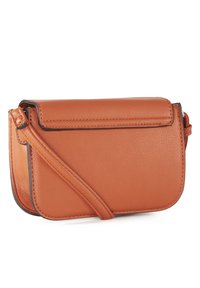 Lille rektangulær brun læder crossbody taske med klaplukning og en lang rem, der er vippet skråt hen over fronten.