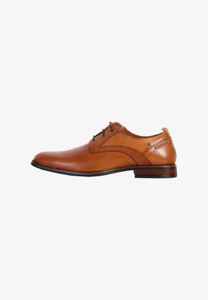 Chaussure habillée en cuir de couleur marron clair avec une finition lisse, à lacets, à bout arrondi et à talon bas empilé. Présente des détails de couture minimaux.