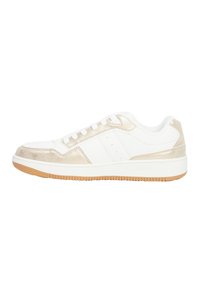 Witte sportieve schoenen met beige suède accenten, ronde neus, platte rubberen zool en zes veterogen. Schoon ontwerp met minimale patroon details.