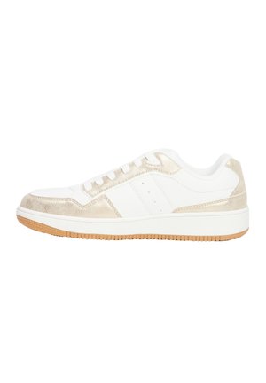 Witte sportieve schoenen met beige suède accenten, ronde neus, platte rubberen zool en zes veterogen. Schoon ontwerp met minimale patroon details.