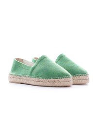 Espadrilles verdes de fieltro con punta redondeada, suela de yute beige y costura a lo largo del borde. Diseño ligero adecuado para el uso casual.